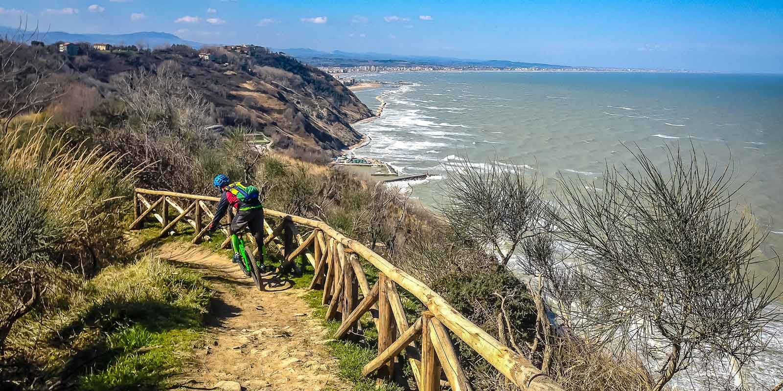 Marche outdoor by bicycle, conquering the Third Paradise