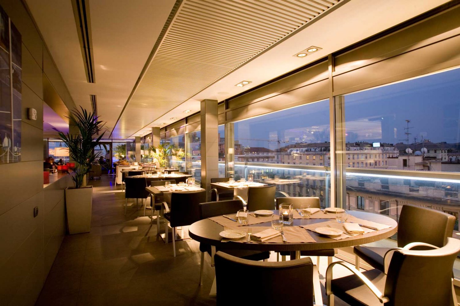 Globe Restaurant Lounge Bar Restaurant In The Centre Of Milan Partners Orizzonte Italia Magazine