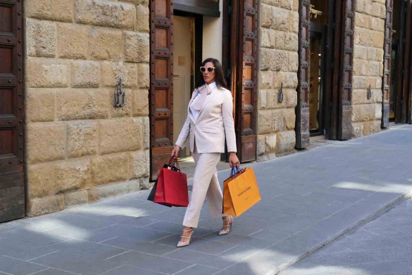 Dalahi Ortiz - Shopping Experience in Tuscany