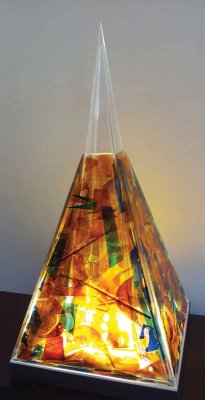 NewDay Assemblaggio di una Piramide / 20179 / plexiglass / 40 x 40 x 80 cm