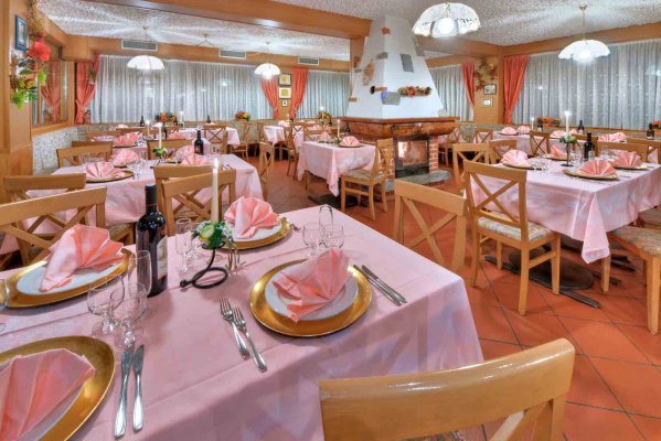 Albasini Refuge - Bar, restaurant, accommodation and ski rental in Folgarida