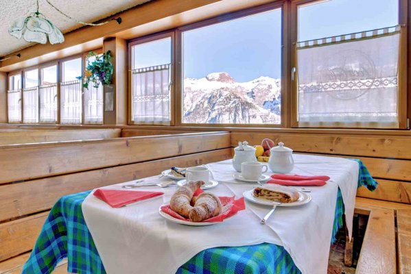 Rifugio Albasini - Bar, ristorante, alloggio e noleggio sci a Folgarida