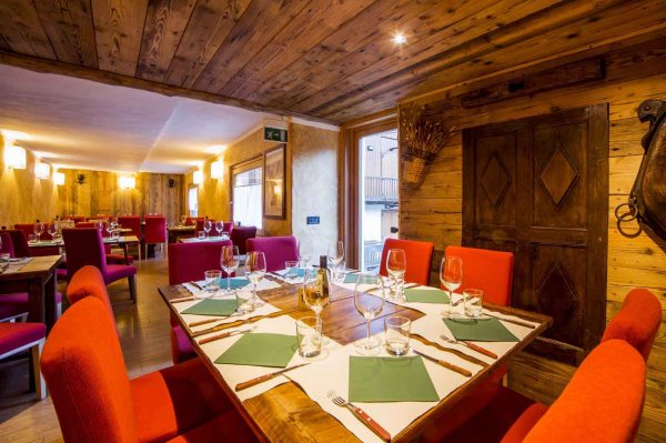  L'Ètoile Pizzeria e Steak House a Courmayeur