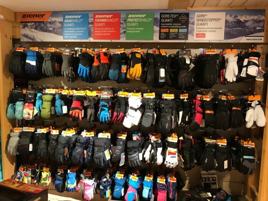 ainot Shop -  Clothing and equipment for skiing and snowboarding in Cervinia