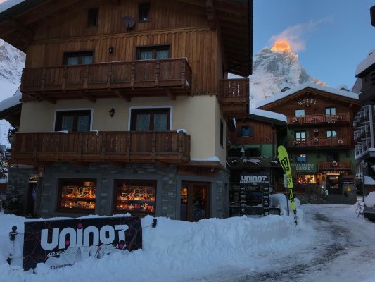 ainot Shop -  Clothing and equipment for skiing and snowboarding in Cervinia