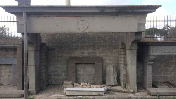 Antichità Poleggi Ginevra - Negozio di antiquariato e oggetti d'arte a Viterbo