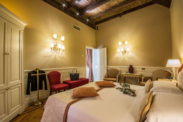 Hotel Corona D'Oro - Отели в центре Болоньи