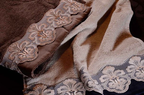  Martina Vidal Venice - Household linen and Burano lace