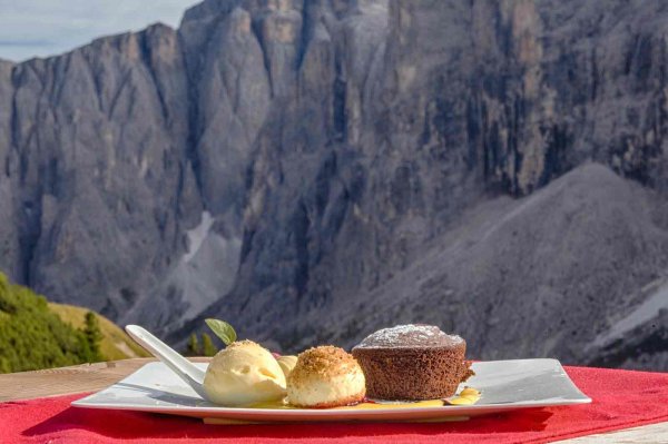 Rifugio Jimmi - На перевале Пассо Гардена приятная остановка