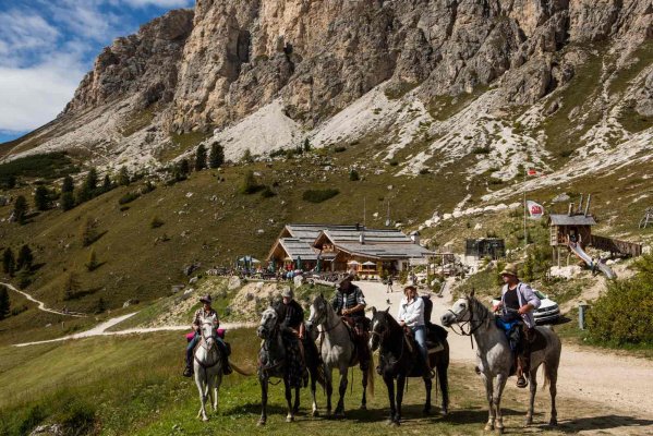 Rifugio Jimmi - На перевале Пассо Гардена приятная остановка