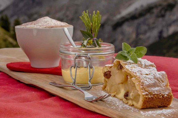 Rifugio Jimmi - A pleasant break on the Passo Gardena