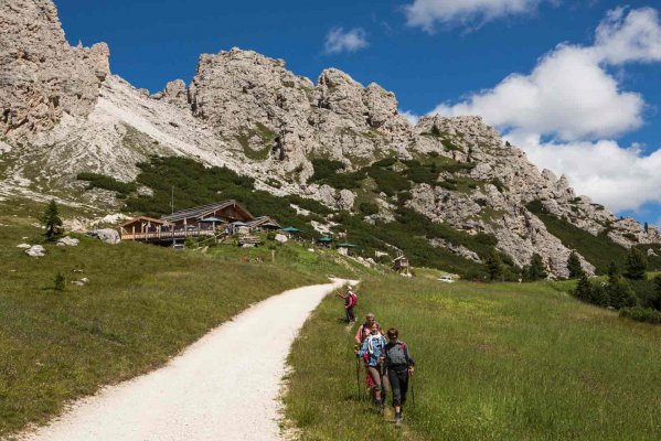 Rifugio Jimmi - На перевале Пассо Гардена приятная остановка