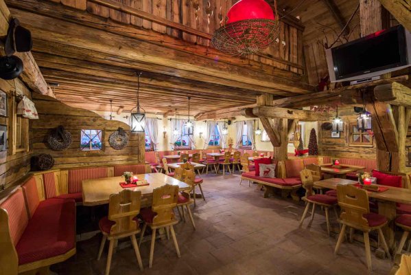 Rifugio Jimmi - A pleasant break on the Passo Gardena