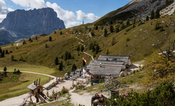 Rifugio Jimmi - На перевале Пассо Гардена приятная остановка