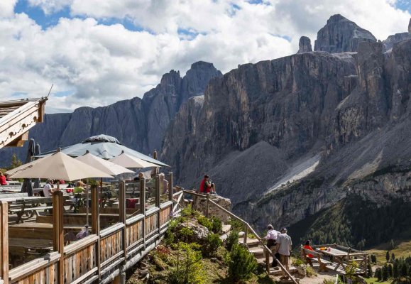 Rifugio Jimmi - На перевале Пассо Гардена приятная остановка