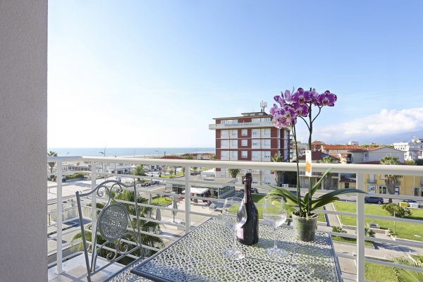 Hotel Nuovo Tirreno - Vacanza in Versilia